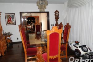 Casa à venda com 580m², 3 dormitórios, 1 suíte, 4 vagas, no bairro Menino Deus em Porto Alegre