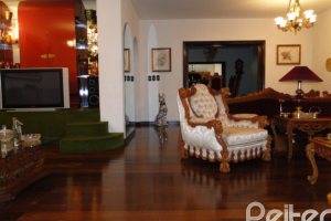 Casa à venda com 580m², 3 dormitórios, 1 suíte, 4 vagas, no bairro Menino Deus em Porto Alegre