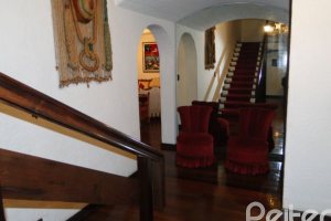 Casa à venda com 580m², 3 dormitórios, 1 suíte, 4 vagas, no bairro Menino Deus em Porto Alegre