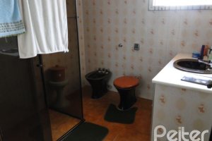 Casa à venda com 420m², 4 dormitórios, 1 suíte, 3 vagas, no bairro Vila Assunção em Porto Alegre