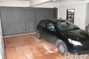 Casa à venda com 420m², 4 dormitórios, 1 suíte, 3 vagas, no bairro Vila Assunção em Porto Alegre