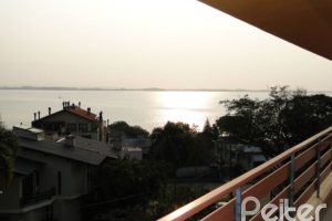 Casa à venda com 420m², 4 dormitórios, 1 suíte, 3 vagas, no bairro Vila Assunção em Porto Alegre