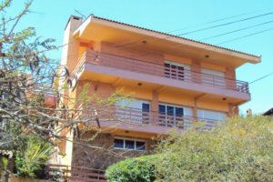 Casa à venda com 420m², 4 dormitórios, 1 suíte, 3 vagas, no bairro Vila Assunção em Porto Alegre