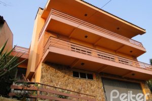 Casa à venda com 420m², 4 dormitórios, 1 suíte, 3 vagas, no bairro Vila Assunção em Porto Alegre