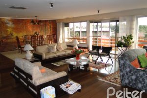 Casa à venda com 420m², 4 dormitórios, 1 suíte, 3 vagas, no bairro Vila Assunção em Porto Alegre