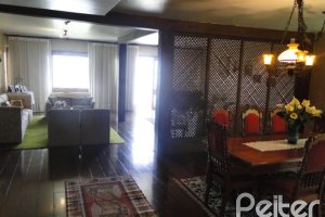 Casa à venda com 333m², 4 dormitórios, 2 suítes, 3 vagas, no bairro Cristal em Porto Alegre