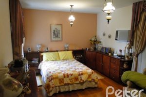 Casa à venda com 333m², 4 dormitórios, 2 suítes, 3 vagas, no bairro Cristal em Porto Alegre