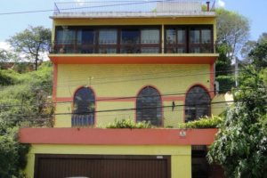 Casa à venda com 333m², 4 dormitórios, 2 suítes, 3 vagas, no bairro Cristal em Porto Alegre