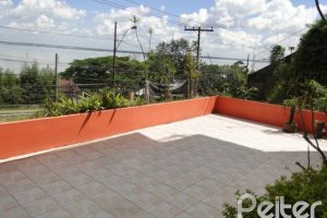 Casa à venda com 333m², 4 dormitórios, 2 suítes, 3 vagas, no bairro Cristal em Porto Alegre