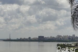 Casa à venda com 333m², 4 dormitórios, 2 suítes, 3 vagas, no bairro Cristal em Porto Alegre