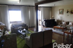 Casa à venda com 333m², 4 dormitórios, 2 suítes, 3 vagas, no bairro Cristal em Porto Alegre