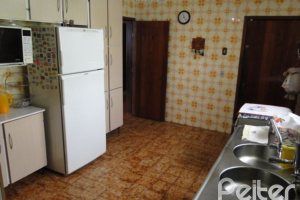 Casa à venda com 333m², 4 dormitórios, 2 suítes, 3 vagas, no bairro Cristal em Porto Alegre