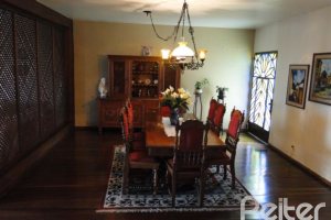 Casa à venda com 333m², 4 dormitórios, 2 suítes, 3 vagas, no bairro Cristal em Porto Alegre