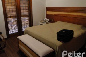 Casa à venda com 530m², 7 dormitórios, 5 suítes, 2 vagas, no bairro Jardim Isabel em Porto Alegre