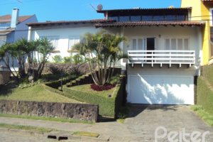 Casa à venda com 367m², 4 dormitórios, 2 suítes, 4 vagas, no bairro Jardim Isabel em Porto Alegre