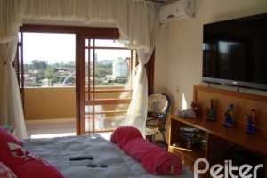 Casa à venda com 520m², 4 dormitórios, 1 suíte, 3 vagas, no bairro Tristeza em Porto Alegre