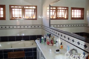 Casa à venda com 520m², 4 dormitórios, 1 suíte, 3 vagas, no bairro Tristeza em Porto Alegre