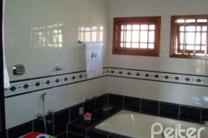 Casa à venda com 520m², 4 dormitórios, 1 suíte, 3 vagas, no bairro Tristeza em Porto Alegre