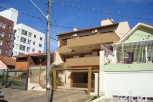 Casa à venda com 520m², 4 dormitórios, 1 suíte, 3 vagas, no bairro Tristeza em Porto Alegre