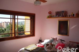 Casa à venda com 520m², 4 dormitórios, 1 suíte, 3 vagas, no bairro Tristeza em Porto Alegre