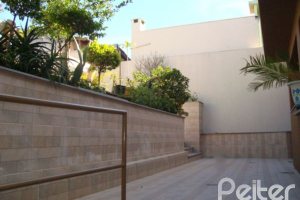 Casa à venda com 520m², 4 dormitórios, 1 suíte, 3 vagas, no bairro Tristeza em Porto Alegre