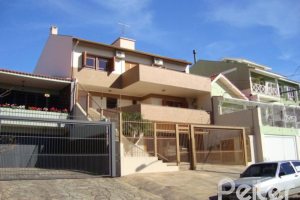 Casa à venda com 520m², 4 dormitórios, 1 suíte, 3 vagas, no bairro Tristeza em Porto Alegre