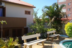 Casa à venda com 520m², 4 dormitórios, 1 suíte, 3 vagas, no bairro Tristeza em Porto Alegre