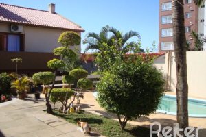 Casa à venda com 520m², 4 dormitórios, 1 suíte, 3 vagas, no bairro Tristeza em Porto Alegre
