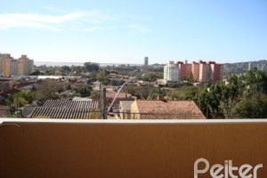 Casa à venda com 520m², 4 dormitórios, 1 suíte, 3 vagas, no bairro Tristeza em Porto Alegre