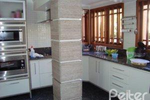 Casa à venda com 520m², 4 dormitórios, 1 suíte, 3 vagas, no bairro Tristeza em Porto Alegre