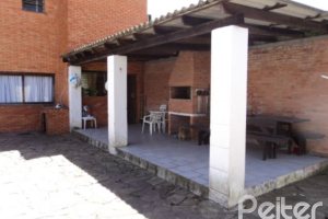 Casa à venda com 345m², 3 dormitórios, 1 suíte, 3 vagas, no bairro Guarujá em Porto Alegre