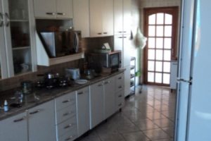 Casa à venda com 345m², 3 dormitórios, 1 suíte, 3 vagas, no bairro Guarujá em Porto Alegre