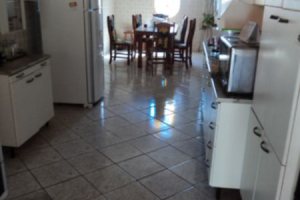 Casa à venda com 345m², 3 dormitórios, 1 suíte, 3 vagas, no bairro Guarujá em Porto Alegre