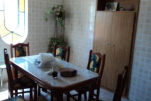 Casa à venda com 345m², 3 dormitórios, 1 suíte, 3 vagas, no bairro Guarujá em Porto Alegre