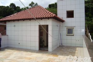 Casa à venda com 280m², 3 dormitórios, 1 suíte, 2 vagas, no bairro Tristeza em Porto Alegre