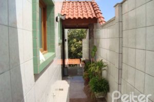 Casa à venda com 280m², 3 dormitórios, 1 suíte, 2 vagas, no bairro Tristeza em Porto Alegre
