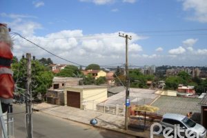Casa à venda com 280m², 3 dormitórios, 1 suíte, 2 vagas, no bairro Tristeza em Porto Alegre