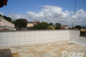 Casa à venda com 280m², 3 dormitórios, 1 suíte, 2 vagas, no bairro Tristeza em Porto Alegre