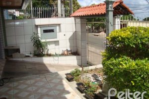 Casa à venda com 280m², 3 dormitórios, 1 suíte, 2 vagas, no bairro Tristeza em Porto Alegre