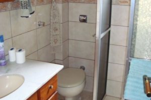 Casa à venda com 280m², 3 dormitórios, 1 suíte, 2 vagas, no bairro Tristeza em Porto Alegre