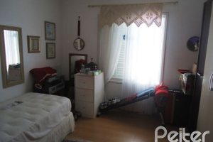 Casa à venda com 181m², 3 dormitórios, 1 suíte, 4 vagas, no bairro Ipanema em Porto Alegre