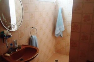 Casa à venda com 181m², 3 dormitórios, 1 suíte, 4 vagas, no bairro Ipanema em Porto Alegre