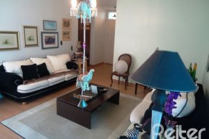 Casa à venda com 181m², 3 dormitórios, 1 suíte, 4 vagas, no bairro Ipanema em Porto Alegre