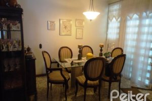 Casa à venda com 181m², 3 dormitórios, 1 suíte, 4 vagas, no bairro Ipanema em Porto Alegre