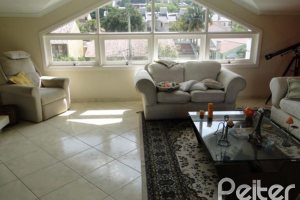 Casa à venda com 219m², 3 dormitórios, 1 suíte, 3 vagas, no bairro Jardim Isabel em Porto Alegre