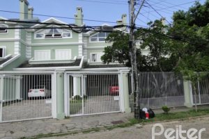 Casa à venda com 219m², 3 dormitórios, 1 suíte, 3 vagas, no bairro Jardim Isabel em Porto Alegre