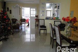 Casa à venda com 219m², 3 dormitórios, 1 suíte, 3 vagas, no bairro Jardim Isabel em Porto Alegre