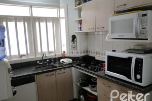 Casa à venda com 219m², 3 dormitórios, 1 suíte, 3 vagas, no bairro Jardim Isabel em Porto Alegre