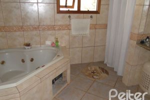 Casa à venda com 386m², 3 dormitórios, 1 suíte, 3 vagas, no bairro Tristeza em Porto Alegre