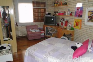 Casa à venda com 386m², 3 dormitórios, 1 suíte, 3 vagas, no bairro Tristeza em Porto Alegre